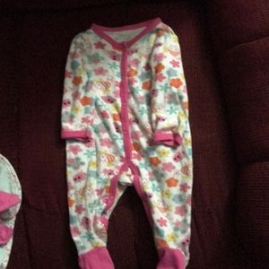 2 bibs 2 newborn Sz sleepers